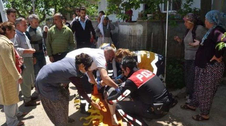 Otomobil Evin Duvarına Çarptı: 4 Yaralı