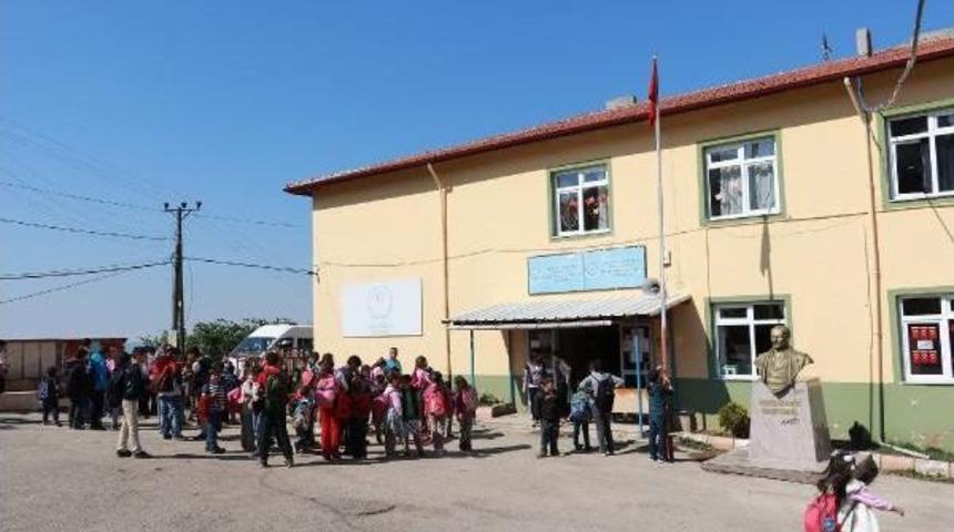 Başkan Salman, Ilk Emekli Maaşıyla Okula Atat&uuml;rk B&uuml;st&uuml; Yaptırdı