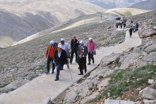 Engelliler Nemrut Dağına Zorlu Tırmanış Gerçekleştirdi