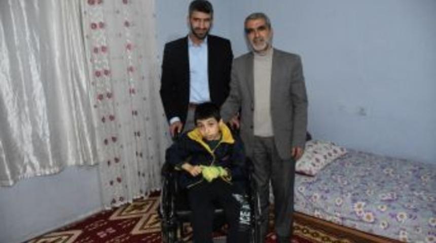 Fiziksel Engelli Çocuğa Tekerlekli Sandalye Yardımı