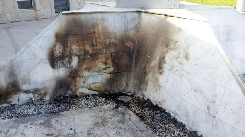 Arif Nihat Asya&rsquo;nın B&uuml;st&uuml; &Ouml;n&uuml;nde Isınmak İ&ccedil;in Ateş Yakmışlar