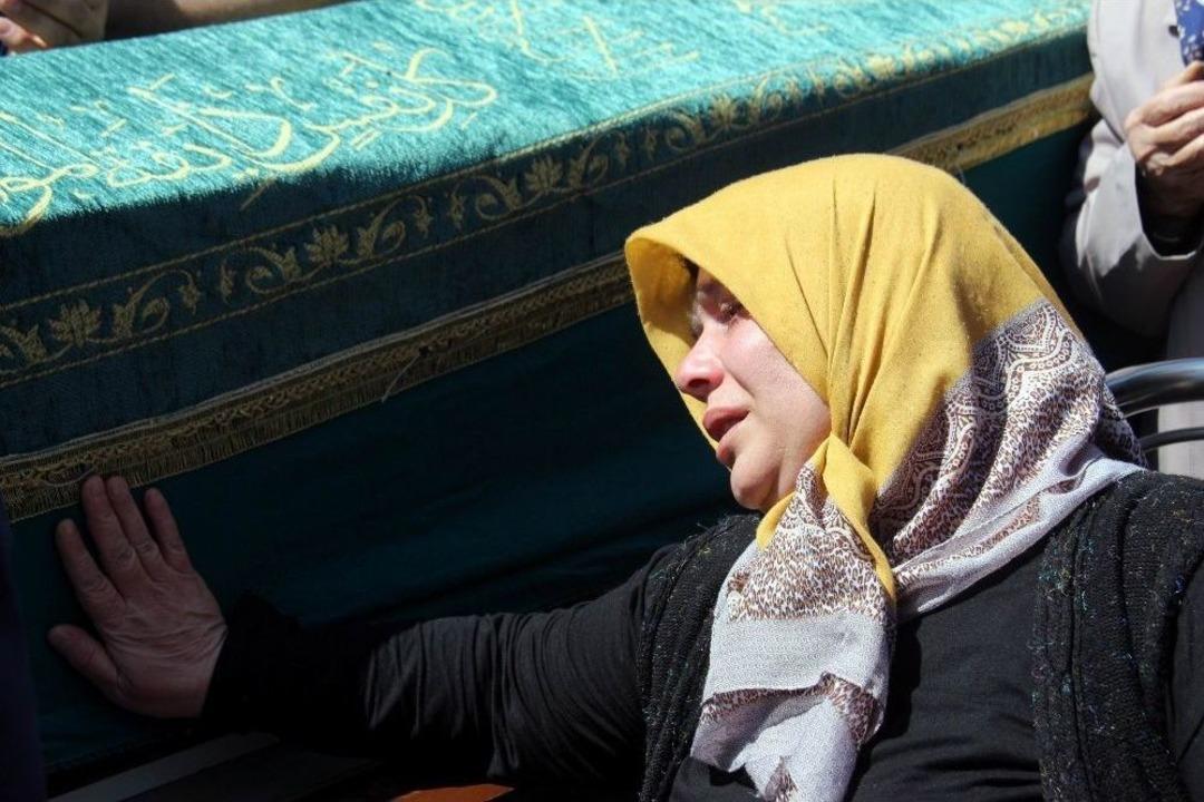 Cami G&ouml;&ccedil;&uuml;ğ&uuml;nde Hem Eşini Hem Babasını Kaybetti