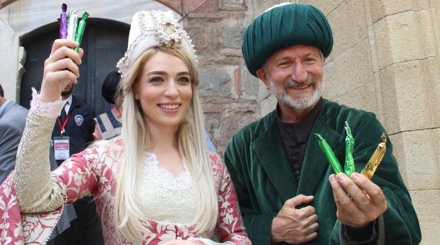 &Uuml;nl&uuml; Televizyon Programcısı Mesir&rsquo;le Şifa Buldu