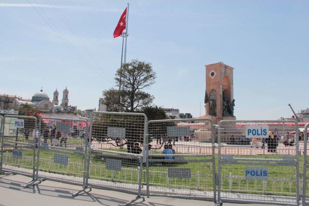 Taksim Meydanı Bariyerlerle Kapatıldı