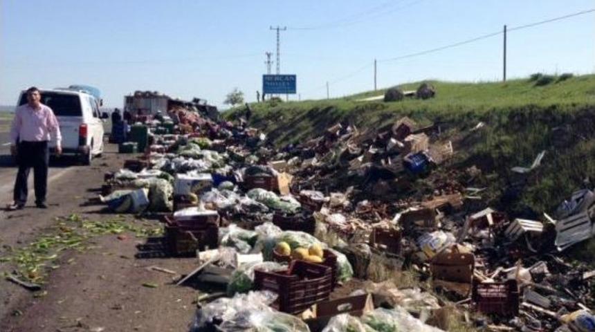 Şanlıurfa&rsquo;da Sebze Y&uuml;kl&uuml; Tır Devrildi