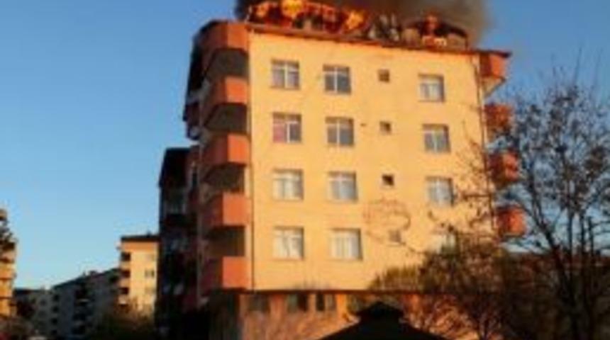 &Ccedil;atalzeytin&rsquo;de Apartmanın &Ccedil;atısı Yandı