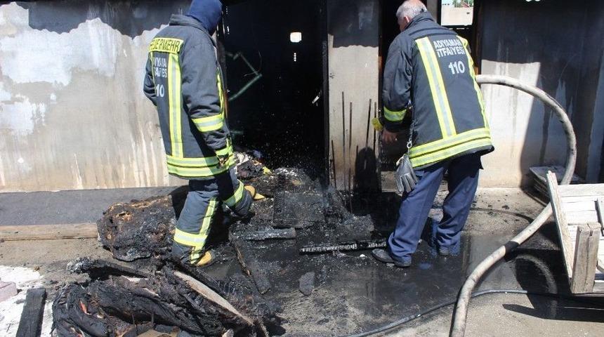 Binanın Odunluğunda Yangın &Ccedil;ıktı