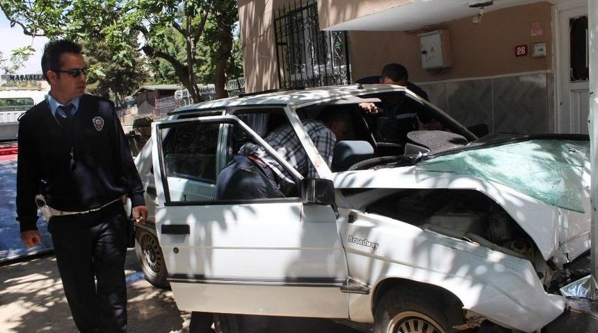 Misafirliğe Gittiği Evin Bah&ccedil;esine Otomobille Daldı: 4 Yaralı