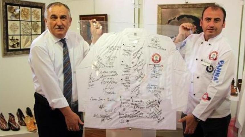 &Uuml;nl&uuml; Şeflerin Imzaladığı Aş&ccedil;ı &Ouml;nl&uuml;ğ&uuml; 300 Dolara Satıldı