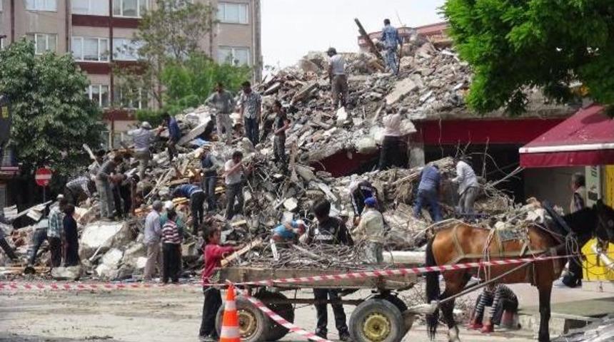 Yıkılan Binadan &Ccedil;ıkan Hurda Demir Ekmek Kapıları Oldu