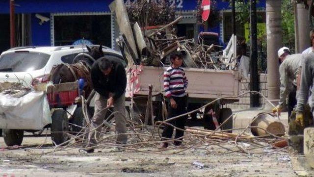 Yıkılan Binadan Çıkan Hurda Demir Ekmek Kapıları Oldu