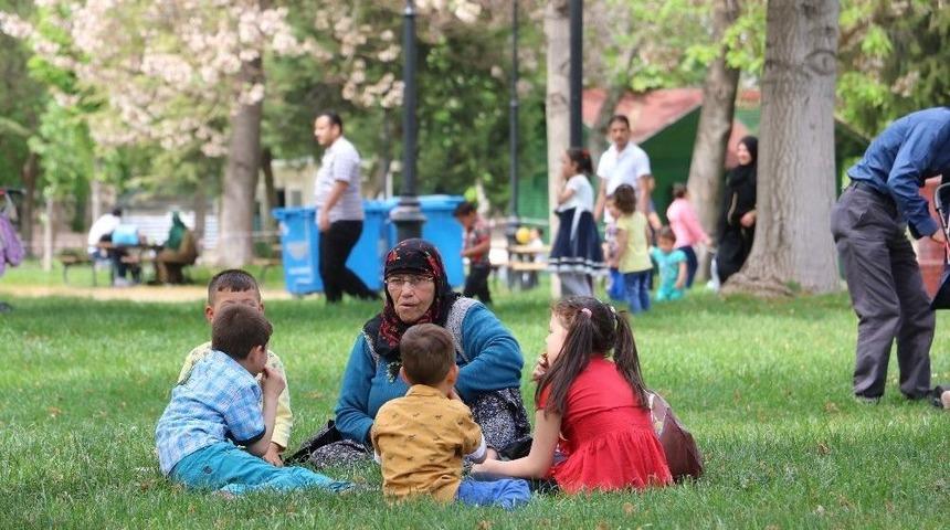 Sıcak Havayı Fırsat Bilen Gaziantepliler Parklara Koştu