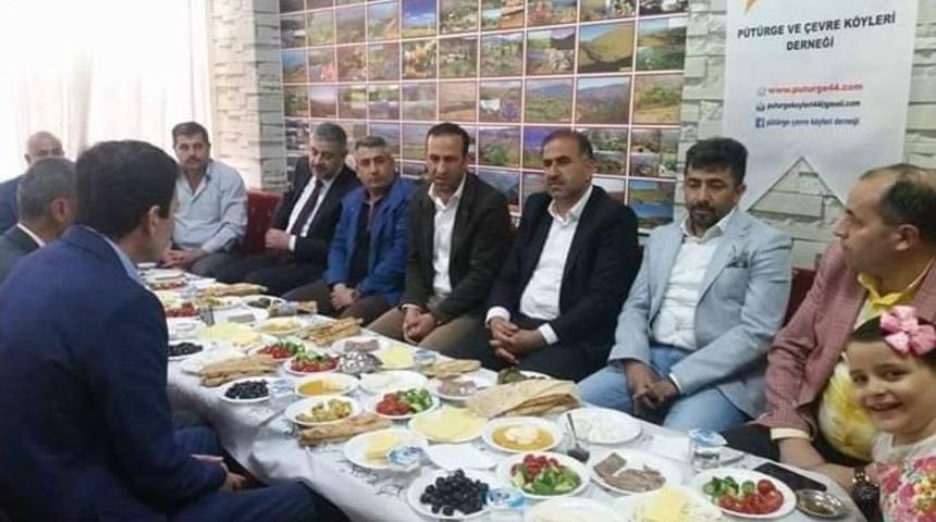 P&uuml;t&uuml;rge &Ccedil;evre K&ouml;yleri Derneğinden Başkan Gevrek&rsquo;e Plaket