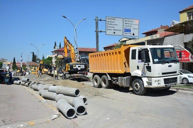 Saski Orhangazi Caddesinde Altyapı Çalışmalarını Sürdürüyor