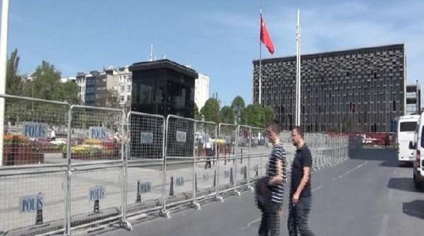 Taksim Meydanı Bariyerlerle Kapatıldı