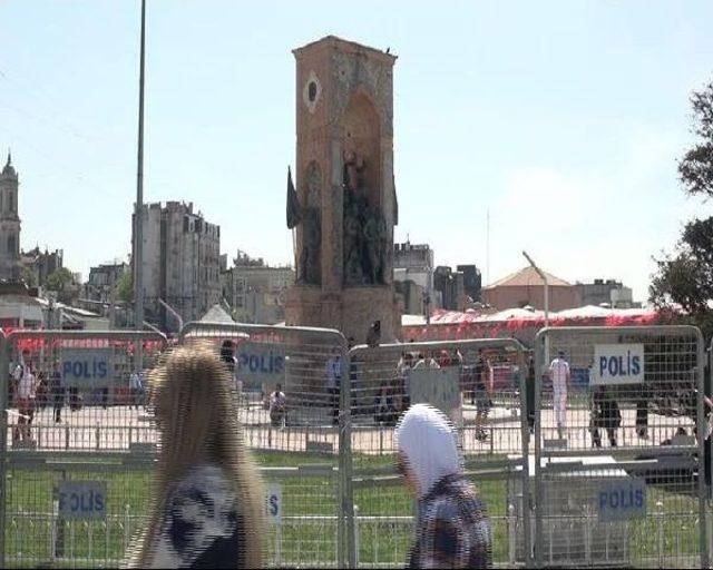 Taksim Meydanı Bariyerlerle Kapatıldı