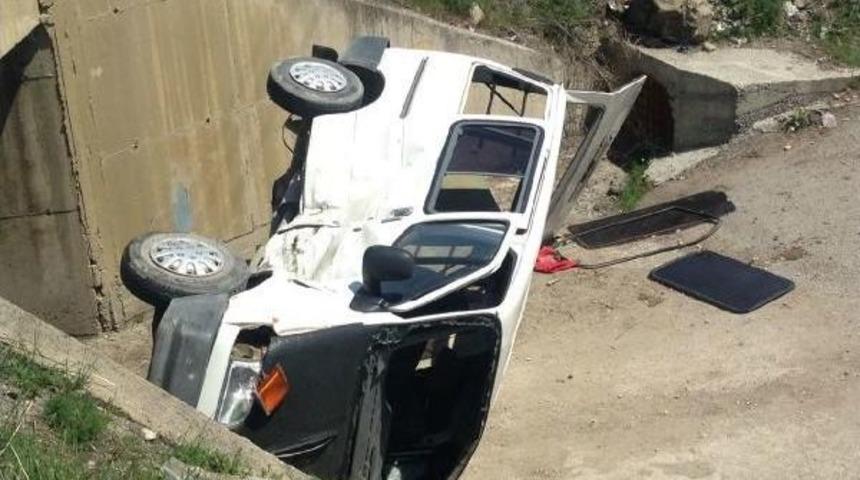 Otomobille Panelvan Minib&uuml;s &Ccedil;arpıştı: 6 Yaralı