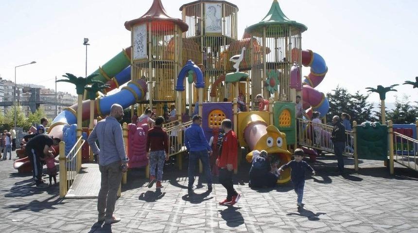 G&uuml;neşli Havayı G&ouml;renler Sahile Akın Etti