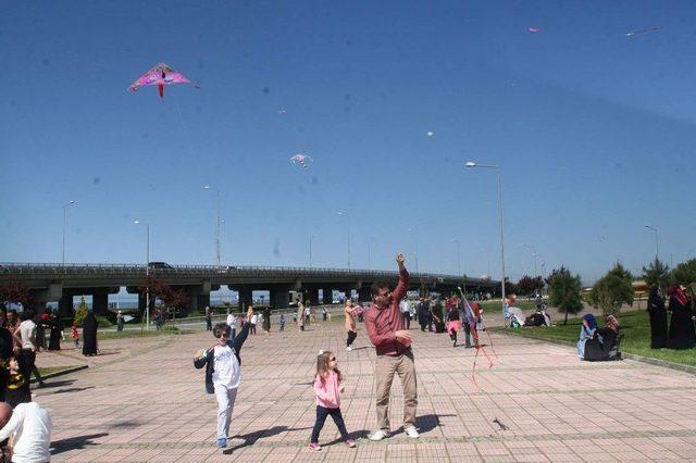 Güneşli Havayı Görenler Sahile Akın Etti