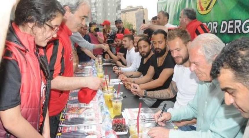 Eskişehirspor Teknik Direkt&ouml;r&uuml; Mustafa Denizli Ile Futbolcular Imza G&uuml;n&uuml;nde