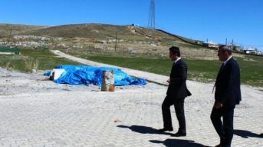 &Ccedil;aldıran Kaymakamı Ve Belediye Başkan Vekili D&uuml;ndar&rsquo;dan Asırlık Mezara Ziyaret