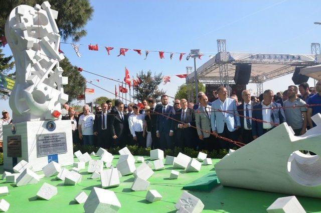 Kartal Meydanı’na Srebrenica Soykırım Anıtı Dikildi