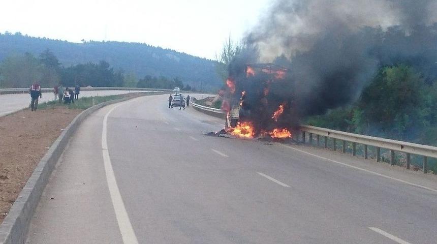 Seyir Halindeki Saman Y&uuml;kl&uuml; Kamyonet Alev Aldı