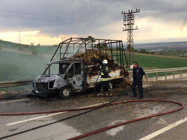 Seyir Halindeki Saman Yüklü Kamyonet Alev Aldı