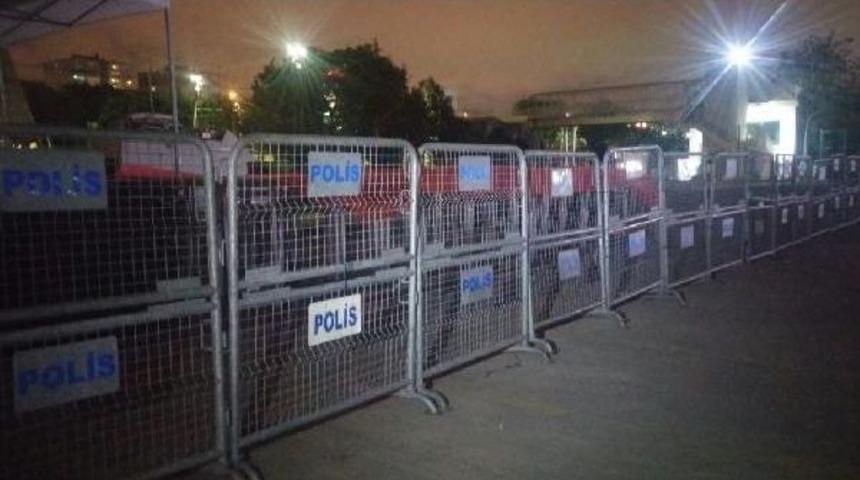 Bakırk&ouml;y Pazar Alanı'ndaki 1 Mayıs Kutlamaları Hazırlıkları S&uuml;r&uuml;yor