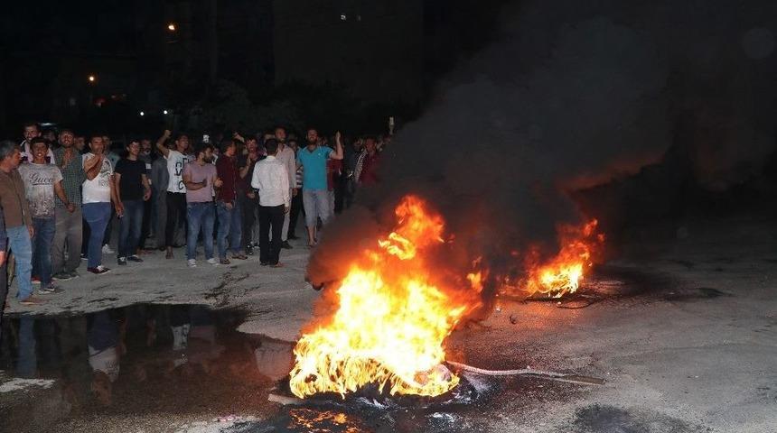 Mahalleli Yolu Kapatıp Lastik Yaktı