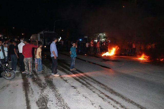 Mahalleli Yolu Kapatıp Lastik Yaktı