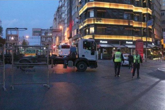 Taksim'e Çıkan Yollar Araç Trafiğine Kapatıldı (Geniş Haber)