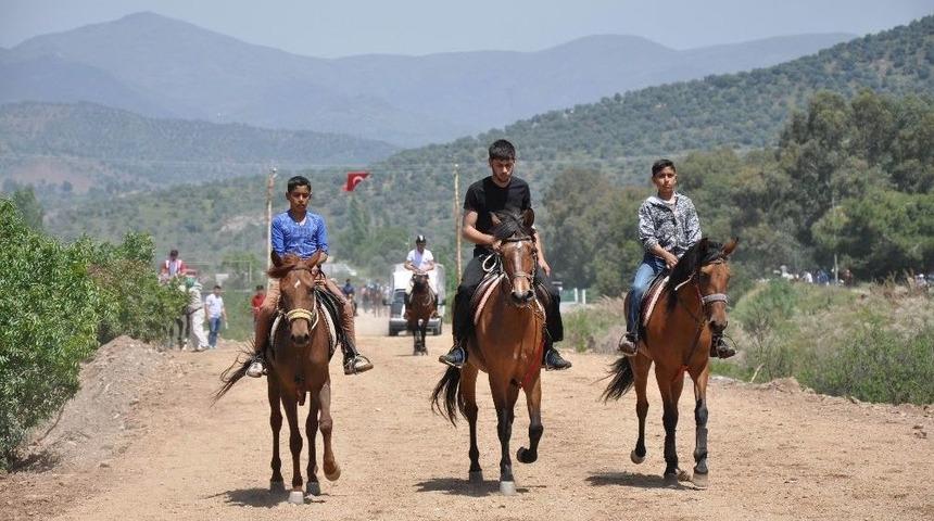 K&ouml;şk&rsquo;te 3. Geleneksel Rahvan At Yarışları Renkli Ge&ccedil;ti