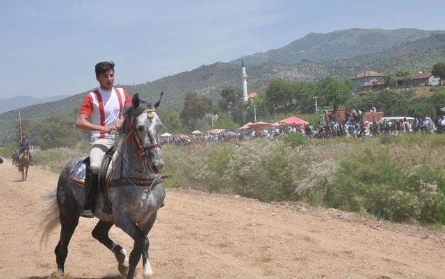 K&ouml;şk&rsquo;te 3. Geleneksel Rahvan At Yarışları Renkli Ge&ccedil;ti 1