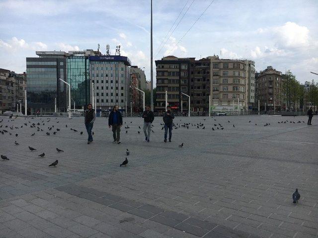 Taksim Meydanı Polis Ve Güvercinlere Kaldı