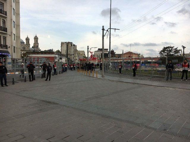 Taksim Meydanı Polis Ve Güvercinlere Kaldı