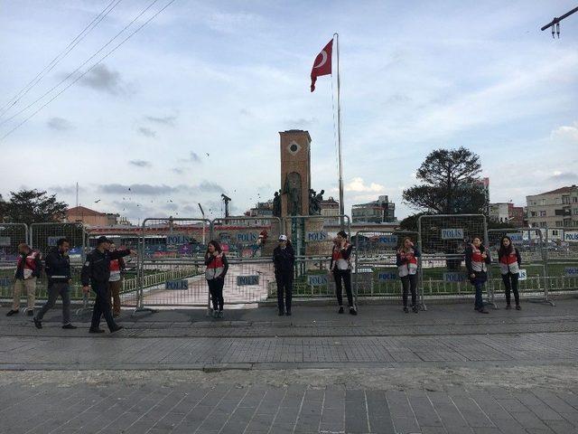 Taksim Meydanı Polis Ve Güvercinlere Kaldı