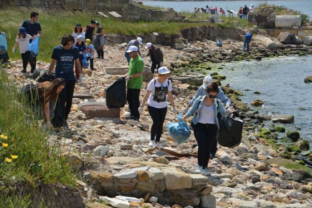 Kyme Antik Kent B&ouml;lgesinde 400 Kilo &Ccedil;&ouml;p Toplandı
