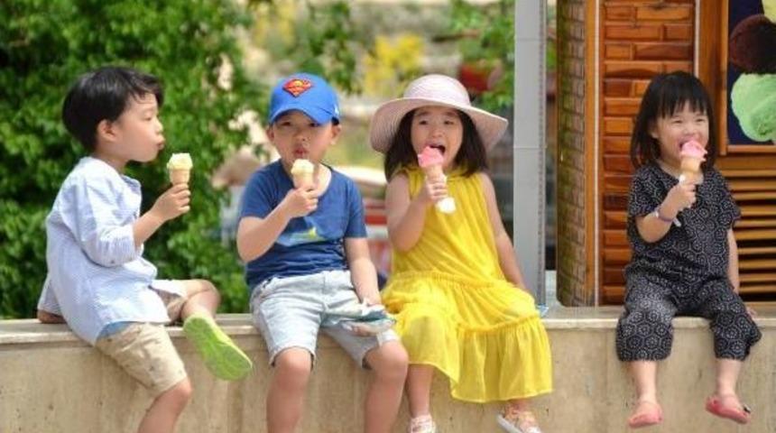 &Ccedil;inli Miniklerin Dondurma Keyfi