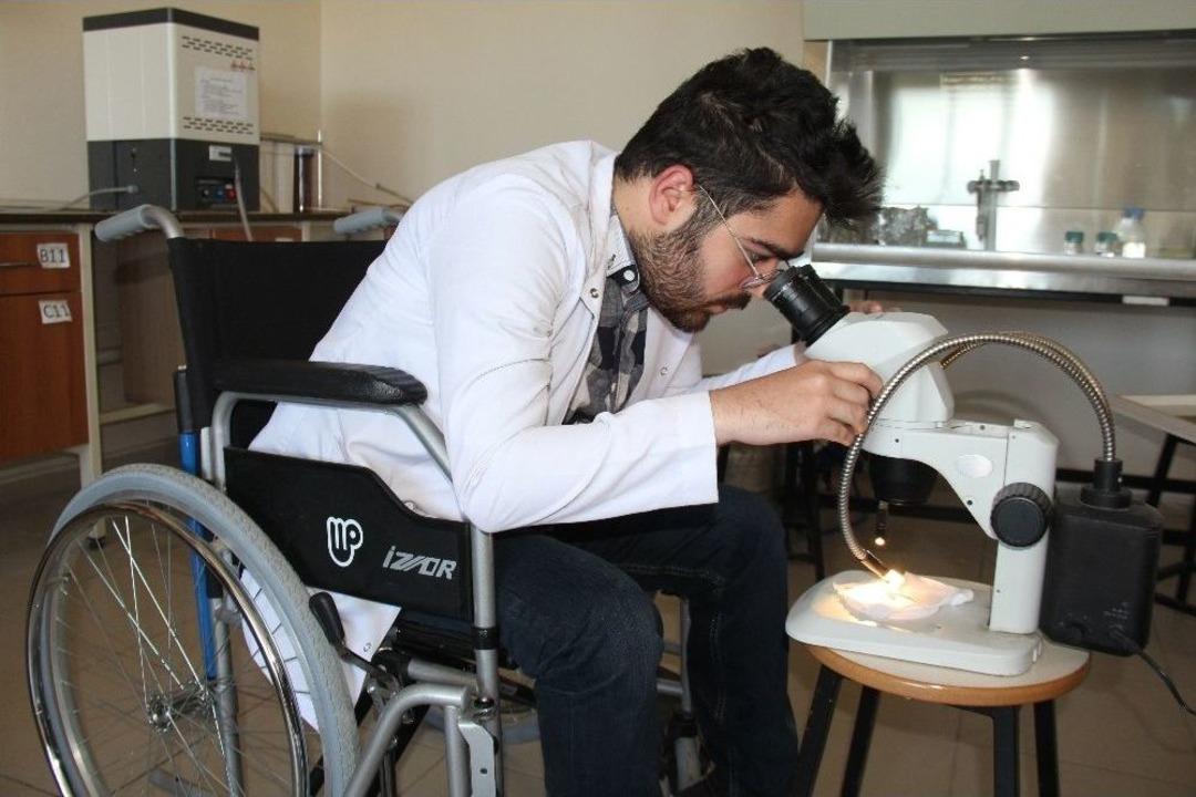 20 Yaşına Gelmeden &Ouml;l&uuml;r Denilen Kas Hastası, 24 Yaşında Hastalığını Araştırıyor