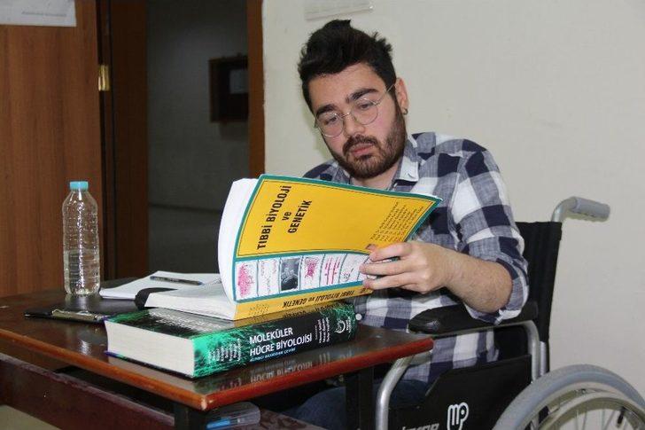 20 Yaşına Gelmeden Ölür Denilen Kas Hastası, 24 Yaşında Hastalığını Araştırıyor G4