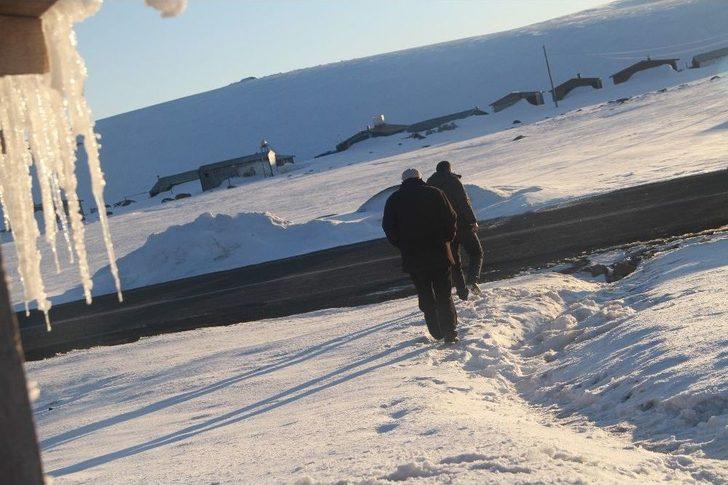 Ardahan’da 1 Mayıs’ta Kar, Kış G1