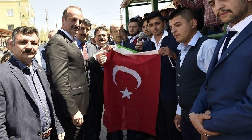 Başkan Akg&uuml;l, 66 Genci Askere Uğurladı