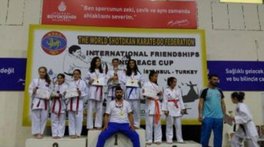 Karateciler Madalyalarla D&ouml;nd&uuml;