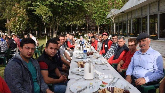 Başkan Kale 1 Mayıs&rsquo;ı İş&ccedil;ilerle Birlikte Kutladı 1