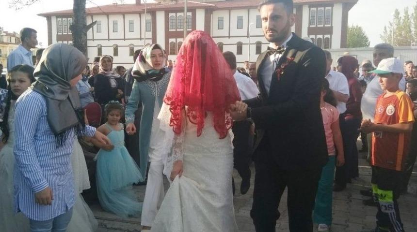 Eski Gen&ccedil;lik Kolları Başkanı Mehterli D&uuml;ğ&uuml;nle D&uuml;nya Evine Girdi