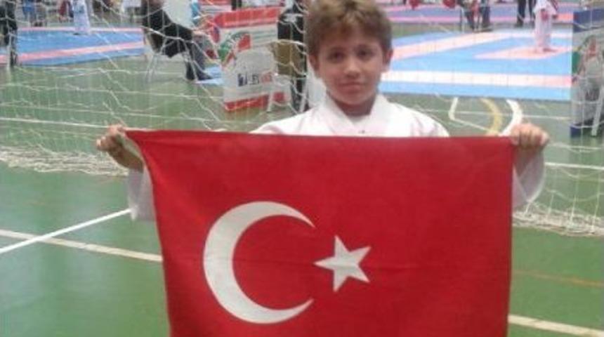 Minik Karateci D&uuml;nya Şampiyonu Oldu