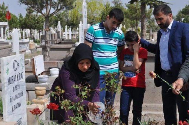 Tümiş'ten, Iş Kazasında Ölen Işçinin Mezarına 1 Mayıs Ziyareti