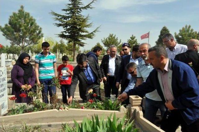 Tümiş'ten, Iş Kazasında Ölen Işçinin Mezarına 1 Mayıs Ziyareti