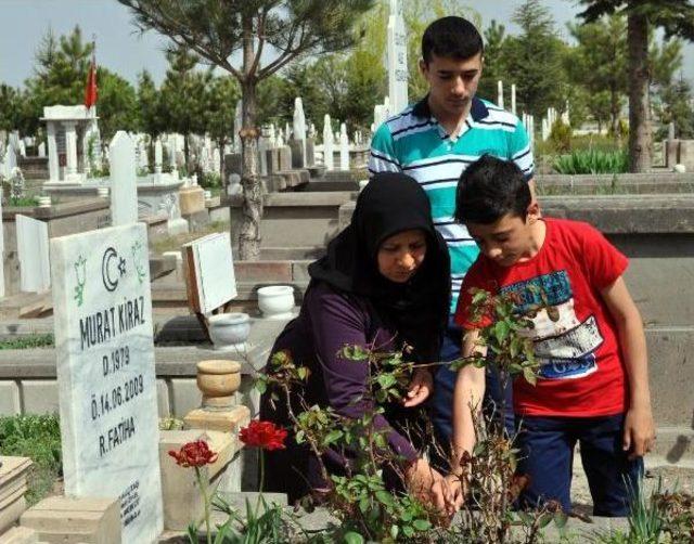 Tümiş'ten, Iş Kazasında Ölen Işçinin Mezarına 1 Mayıs Ziyareti